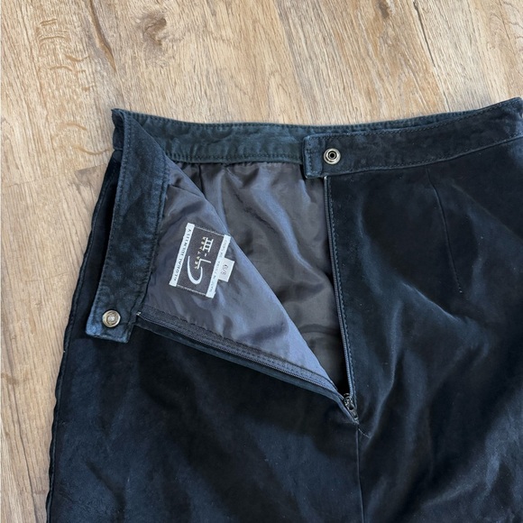 VTG Global Identity • Leather Pencil Skirt - Picture 7 of 11